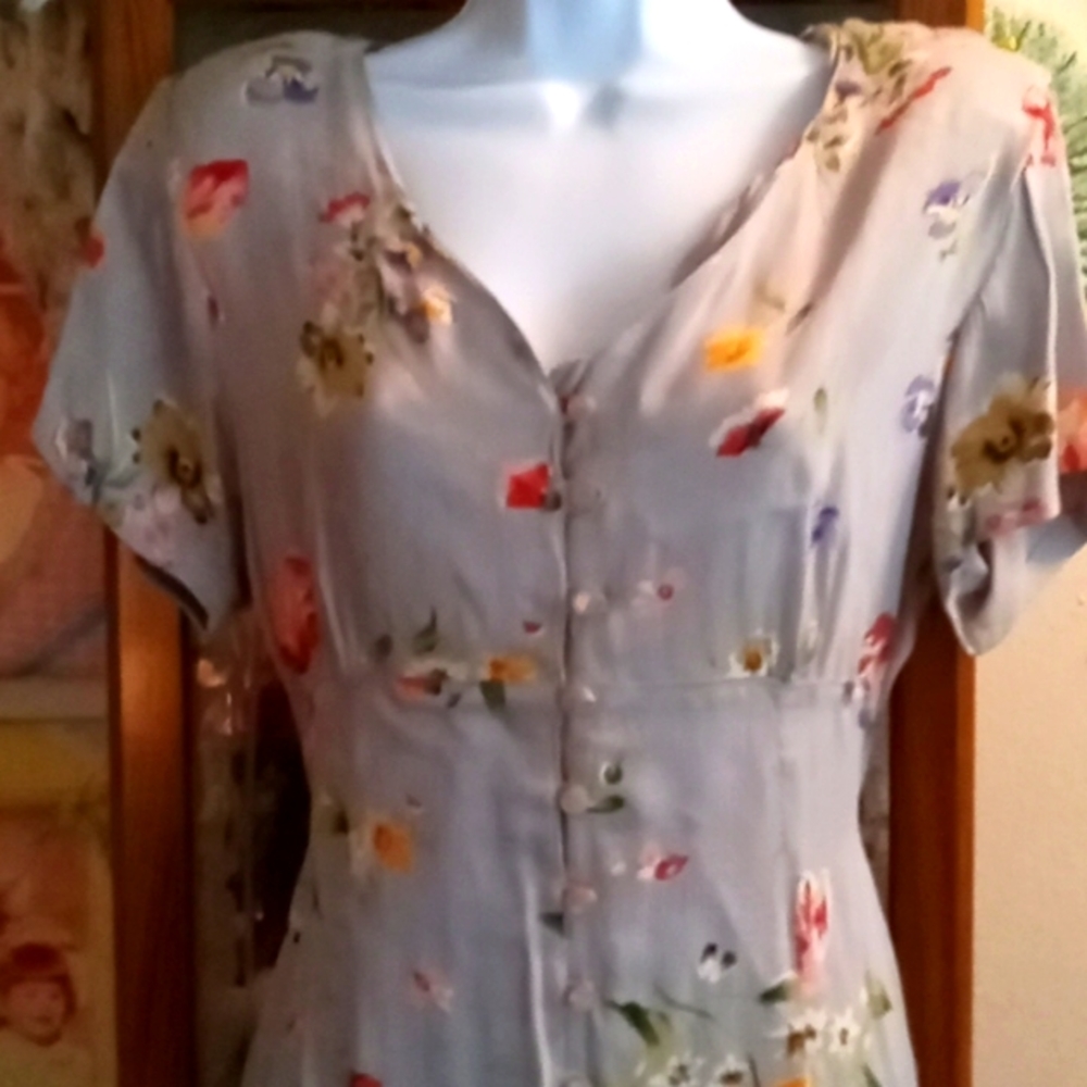 Like NEW,Vintage 80's,Floral,Old Fashioned,Button Down,SILKY, Rayon,Midi Dress🌹
